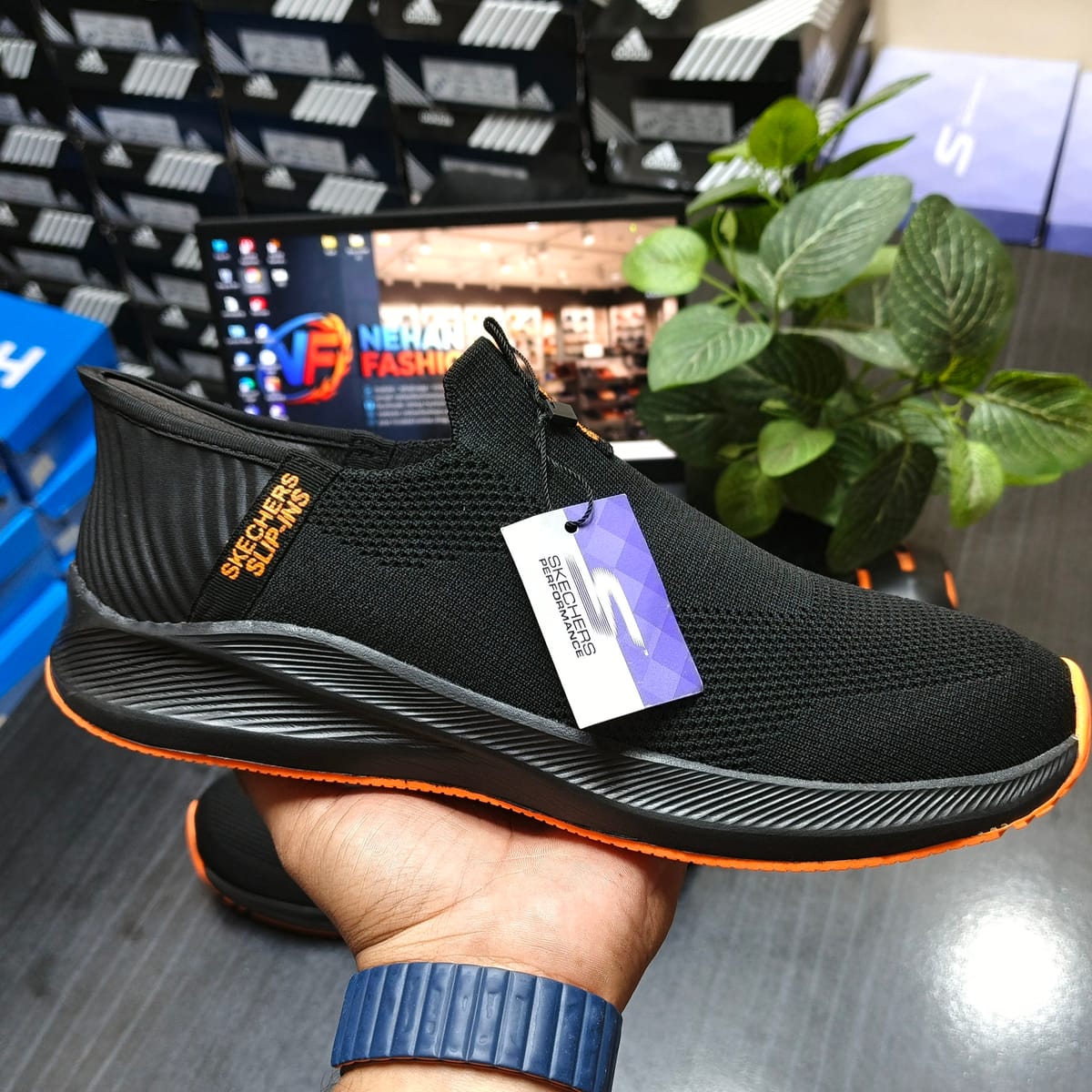 SKECHERS SLIP-INS” 𝐒𝐧𝐞𝐚𝐤𝐞𝐫 (FIRE BLACK)